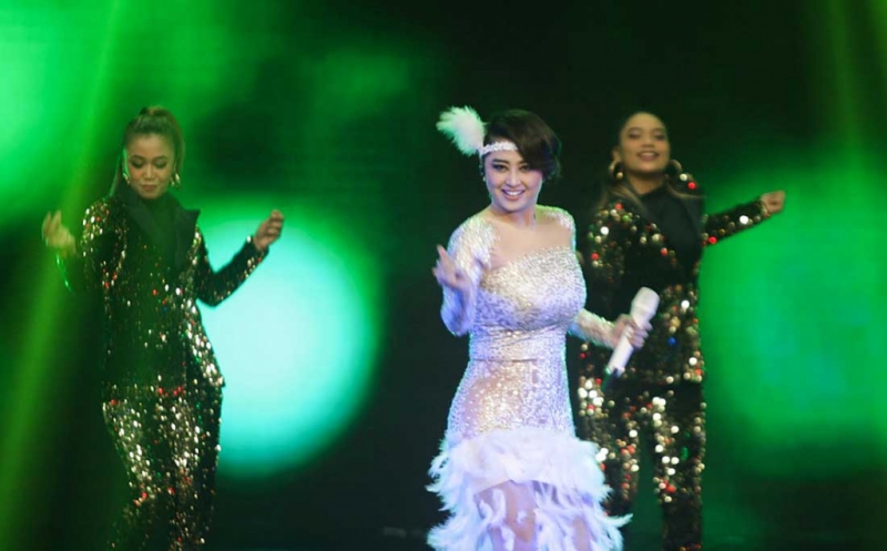 Dewi Perssik Hibur Penonton iNews Maker Awards 2022