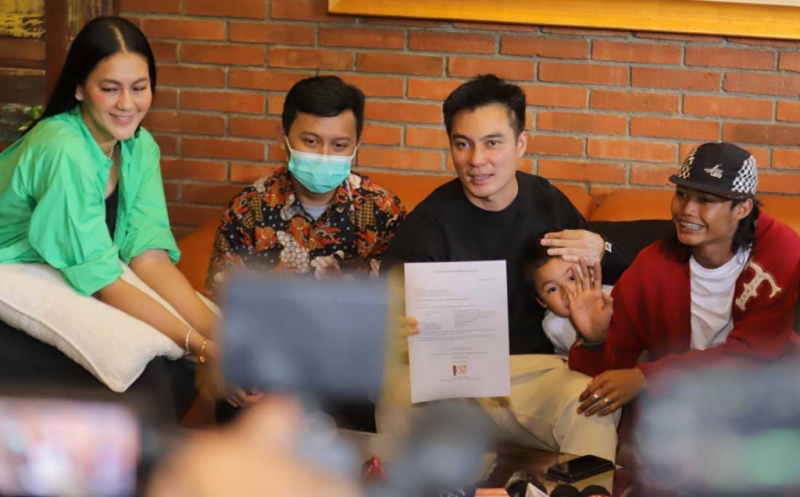 Baim Wong Didampingi Bonge Cabut Pendaftaran Kekayaan Intelektual Citayam Fashion Week