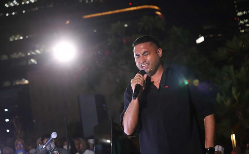 Rayen Pono Hibur Penonton V-Kustik di Anjungan Sarinah