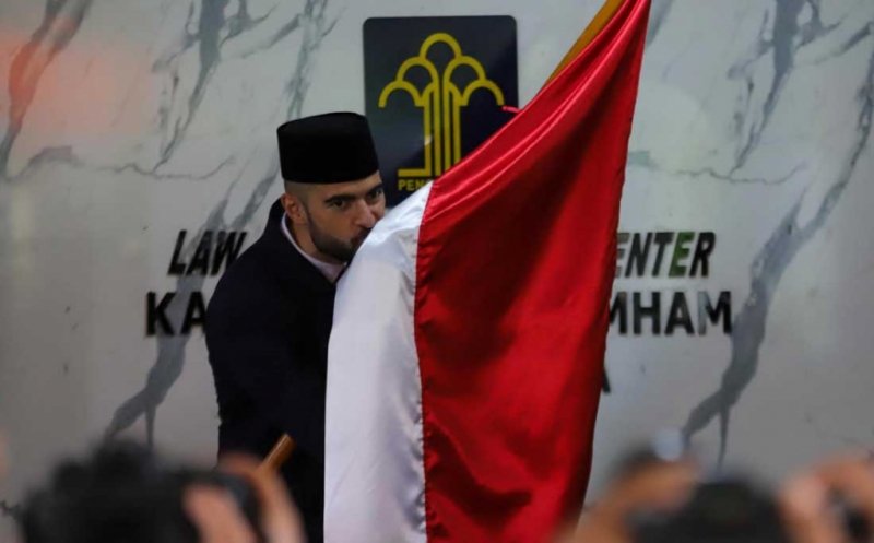 Momen Sandy Walsh dan Jordi Amat Cium Bendera Merah Putih