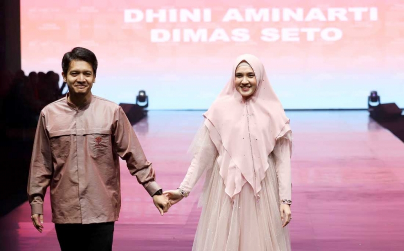 Dimas Seto dan Dhini Aminarti Tampil Serasi saat Gelaran Fashion Show Busana Muslim