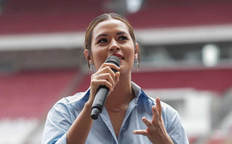 Pose Cantik Raisa Adriana di Stadion GBK
