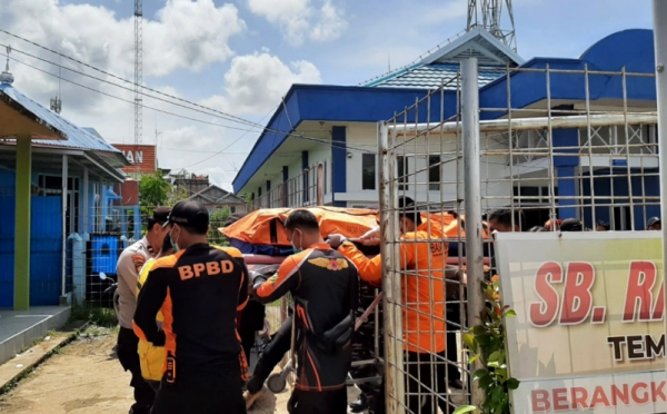 Tim SAR Gabungan Evakuasi Jenazah Korban Kecelakaan Kapal Evelyn ...