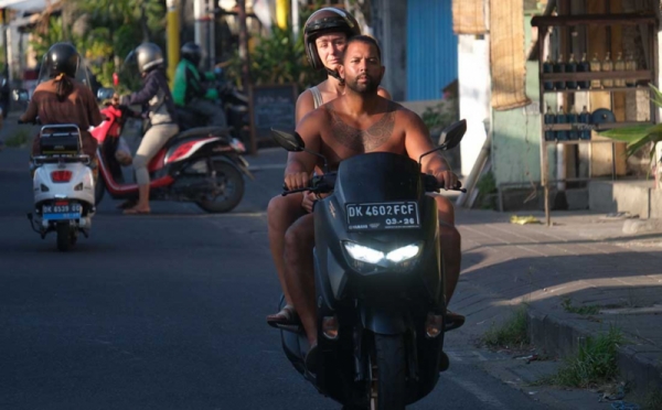 Bule Di Bali Kembali Berulah Naik Motor Tidak Pakai Helm 0 Foto