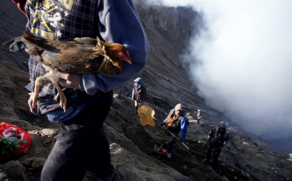 Warga Suku Tengger Gelar Upacara Yadnya Kasada Di Puncak Gunung Bromo 0 ...