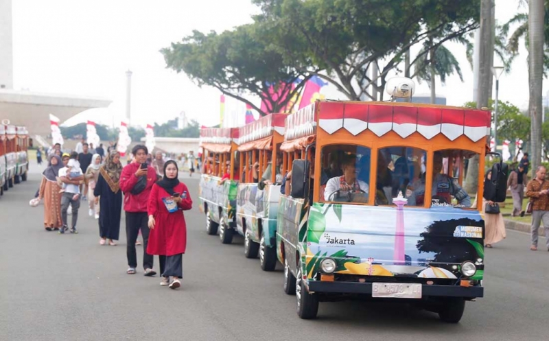 Libur Cuti Bersama Warga Padati Monas