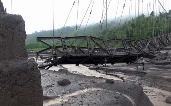 Jembatan Gantung Kali Regoyo Putus Diterjang Banjir Lahar Hujan Gunung ...