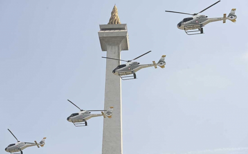 Helikopter EC 120 B Colibri TNI AU Kelilingi Tugu Monas