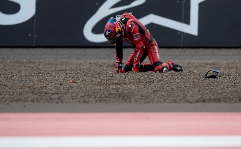 Deretan Foto-Foto Pembalap Jatuh di Sirkuit Mandalika dari Marquez hingga Jorge Martin