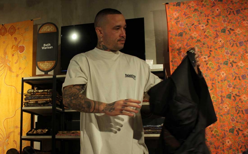 Radja Nainggolan Beli Batik di Sarinah