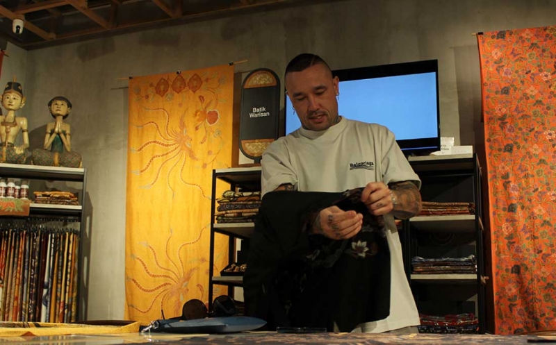 Radja Nainggolan Beli Batik di Sarinah