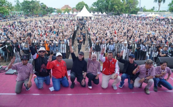 Puluhan Ribu Warga Kabupaten Bandung Dukung Ganjar Mahfud Melalui Konser Pesta Rakyat Foto