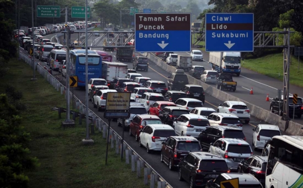 Penampakan Kendaraan Wisatawan Terjebak Kemacetan Panjang Di Puncak 0 ...