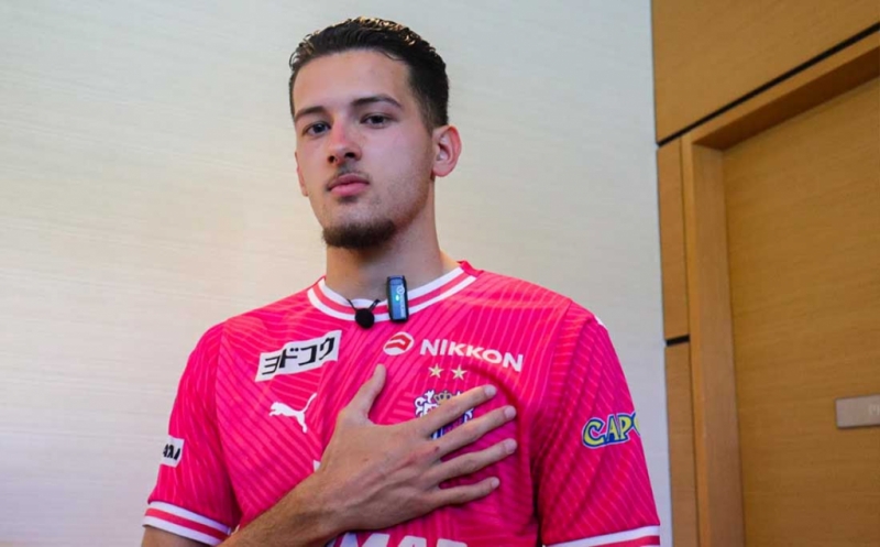 Potret Justin Hubner Kenakan Jersey Cerezo Osaka