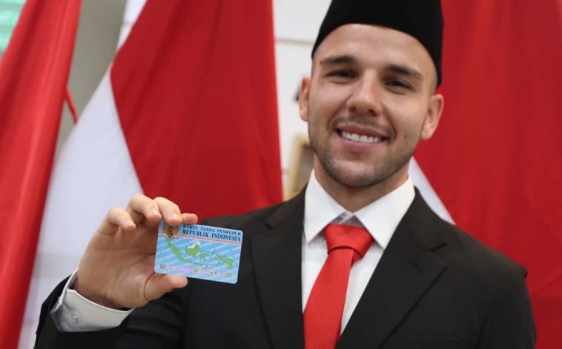  Sah Jadi WNI, Calvin Verdonk Cium Bendera Merah Putih