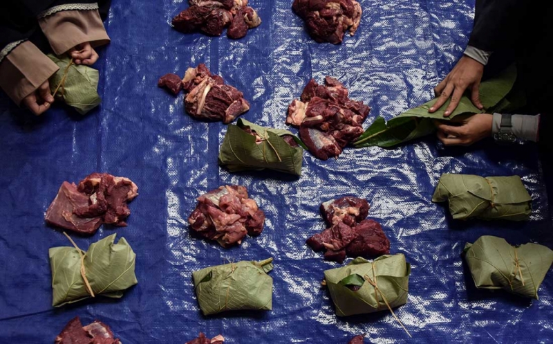 Kurangi Penggunaan Plastik, Santri Tasikmlaya Bungkus Daging Kurban dengan Daun Jati
