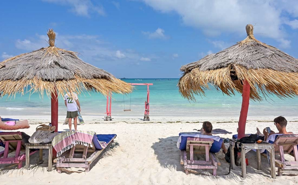 Wisata Pantai Tanjung Aan Mandalika Miliki Pasir Putih yang Indah 0 : Foto  Okezone Foto