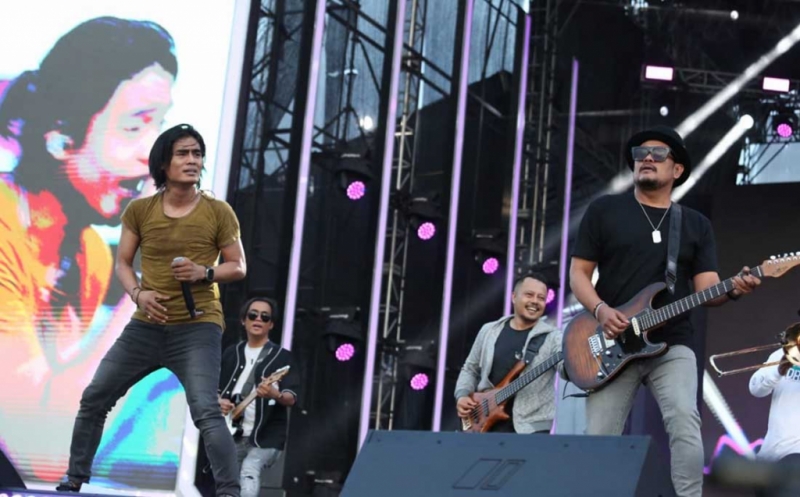    Charly dan Restu Van Houten Duet di LMAC Super Hitz Fest 2024 