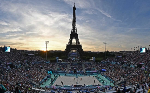 Venue Menakjubkan Pertandingan Voli Pantai dengan Latar Belakang Menara Eiffel