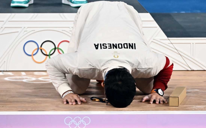 Raih Emas Olimpiade, Lifter Rizki Juniansyah Sujud Syukur