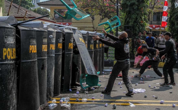 Polisi Halau Demonstran di Depan Polres Cilegon