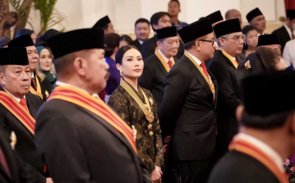 Angela Tanoesoedibjo Terima Tanda Kehormatan Bintang Jasa Utama dari Presiden Jokowi