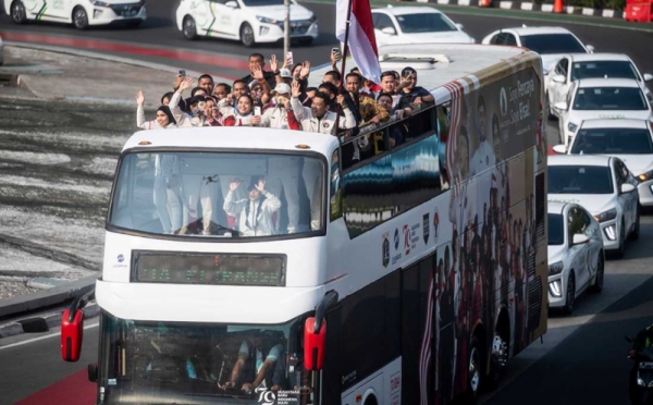 Atlet Olimpiade Diarak Menggunakan Bus Tingkat Terbuka Transjakarta