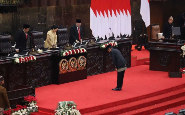 Presiden Jokowi Menunduk di Depan Puan Maharani