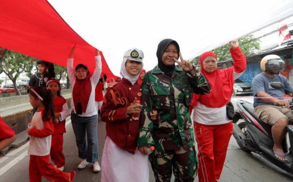 Parade Bendera Merah Putih Sepanjang 45 Meter di Daan Mogot