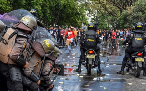 Satbrimob Polda Jabar Bubarkan Pengunjuk Rasa