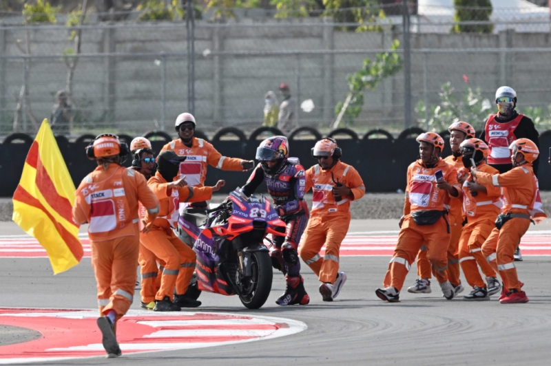 Juara MotoGP Mandalika, Jorge Martin Rayakan Kemenangan Bersama Marshal