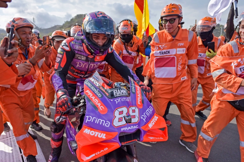 Juara MotoGP Mandalika, Jorge Martin Rayakan Kemenangan Bersama Marshal