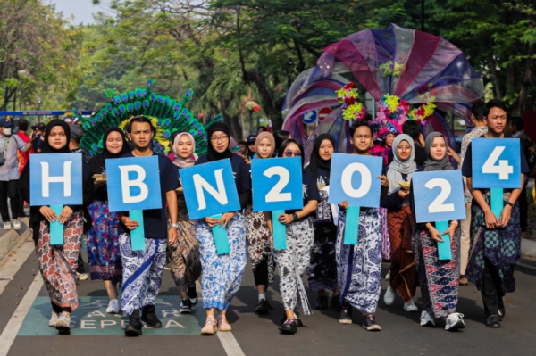 Kirab Budaya Peringati Hari Batik Nasional di TMII