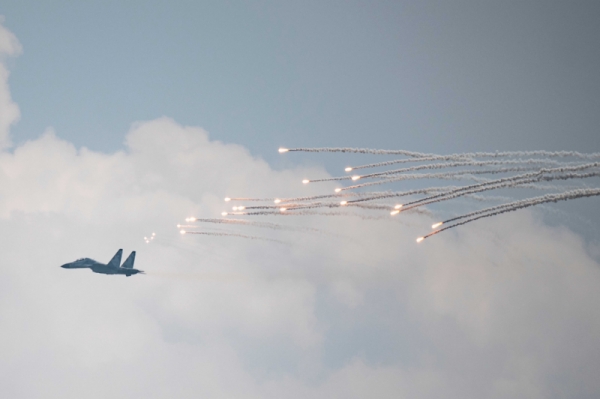 Pesawat Tempur Sukhoi TNI AU Lepaskan Flare di Atas Monas