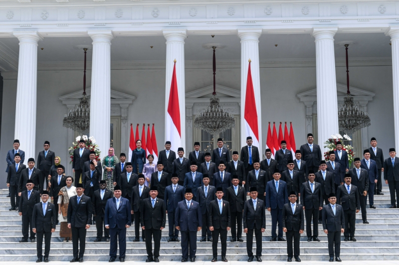 Foto Bersama Presiden Prabowo dengan Para Menteri Kabinet Merah Putih