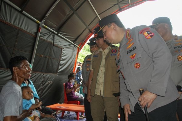 Kapolri Tinjau Pengungsi Terdampak Erupsi Gunung Lewotobi