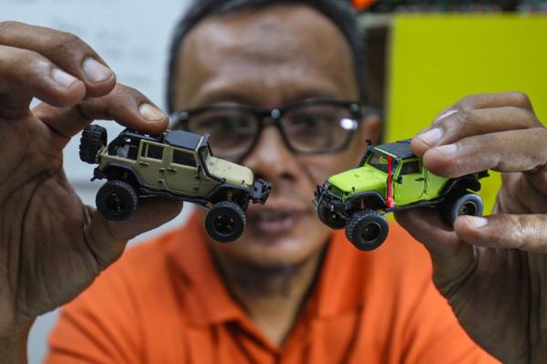 Melihat Jasa Modifikasi Mobil Miniatur di Pasar Gembrong Jakarta Timur