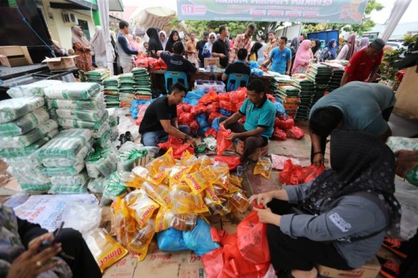 festival-ingin-jaya-warga-antre-paket-pangan-murah-untuk-stabilitas-harga-jelang-natal-dan-tahun-baru