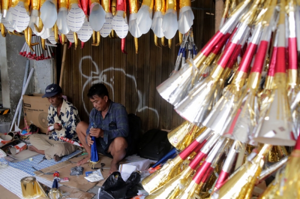 Terompet Tahun Baru Mulai Ramaikan Glodok, Harga Mulai Rp5 Ribu