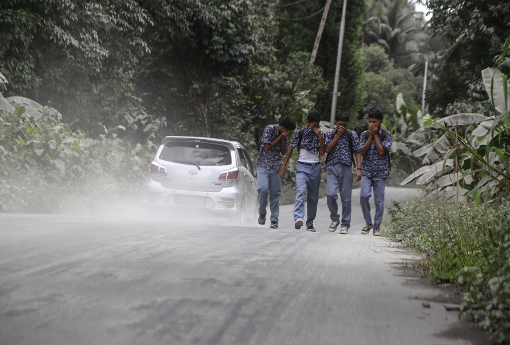 Erupsi Gunung Ibu Maluku Utara: Jalan Tertutup Abu Vulkanik ...