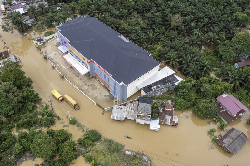 Jalan Lintas Sumatera Lumpuh Akibat Banjir di Jambi