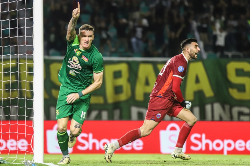 Drama Seru di Gelora Bung Tomo, Persebaya dan Persita Bagi Poin dengan Skor 1-1