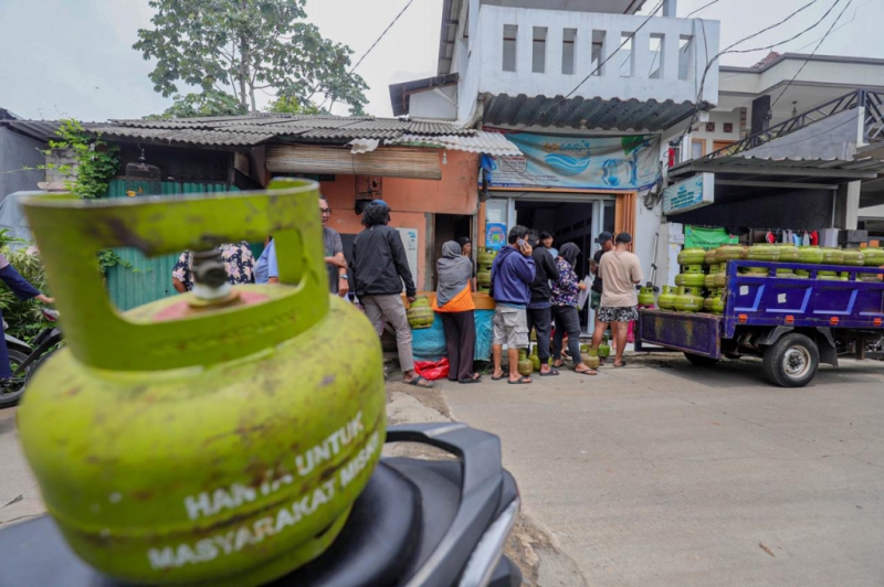 Potret Warga Antre Beli Gas LPG 3 Kg di Tangerang Selatan