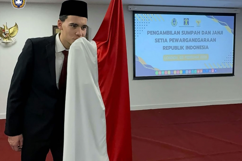 Resmi Jadi WNI, Ole Romeny Cium Merah Putih di London