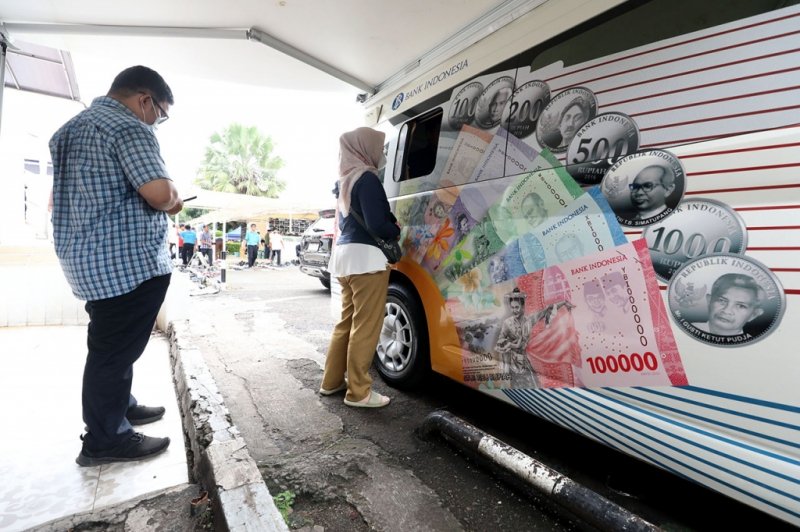 Antusias Warga Tukar Uang Baru Jelang Idul Fitri di Kas Keliling BI