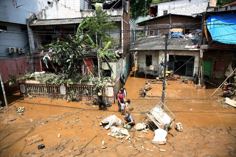 Banjir Surut, Warga Kalibata-Cililitan Bergegas Bersihkan Sisa Lumpur
