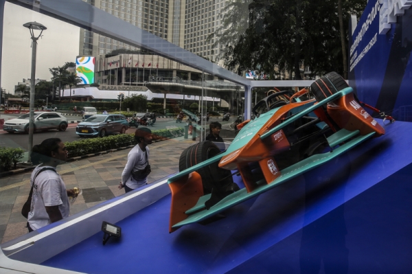 Jelang Jakarta E-Prix 2025, Replika Mobil Balap Dipamerkan di Bundaran HI