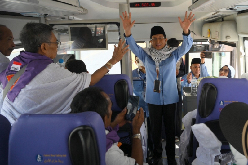 Menag Nasaruddin Umar Sapa Jamaah Haji Indonesia. (Foto: MCH 2025)