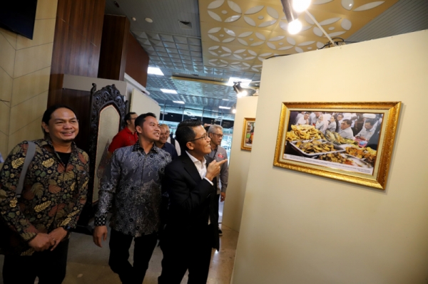 Ketua Komisi XI Mukhamad Misbakhun Buka Pameran Foto DPR RI 2025