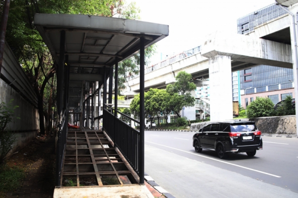 Halte BNN Cawang Transjakarta Mangkrak, Pelat Besi Hilang dan Rangka Berkarat
